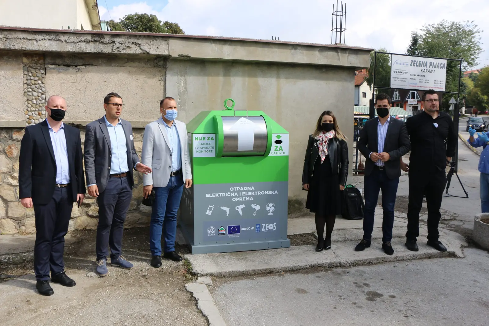 Zeleni e-kontejner za otpadnu električnu i elektronsku opremu kod sahat-kule u Kaknju, na dan otvaranja 2020. godine